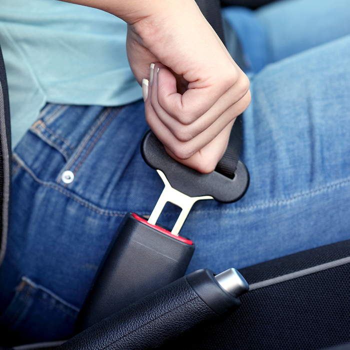 woman buckling her seatbelt